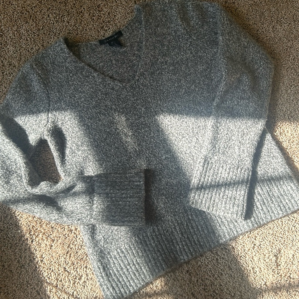 Tahari V-neck crop sweater size small